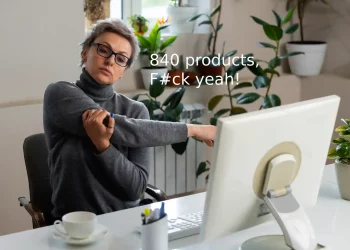 mujer satisfecha de su productividad creando productos en woocommerce